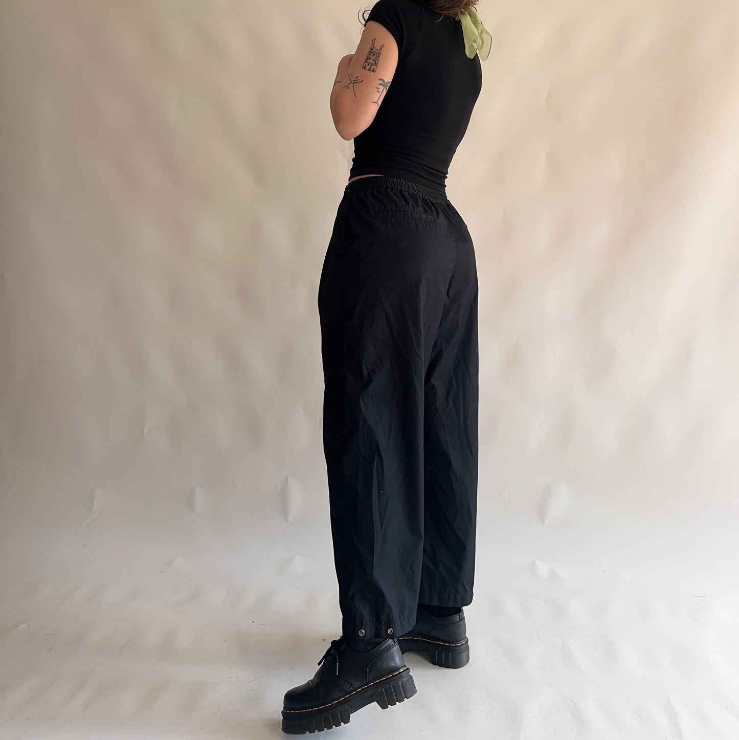 calças uniqlo parachute (L)