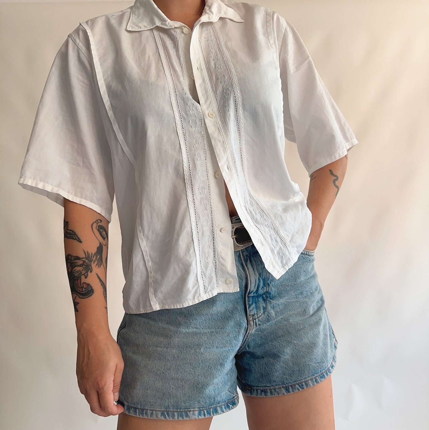 Camisa Vintage com bordados (M)