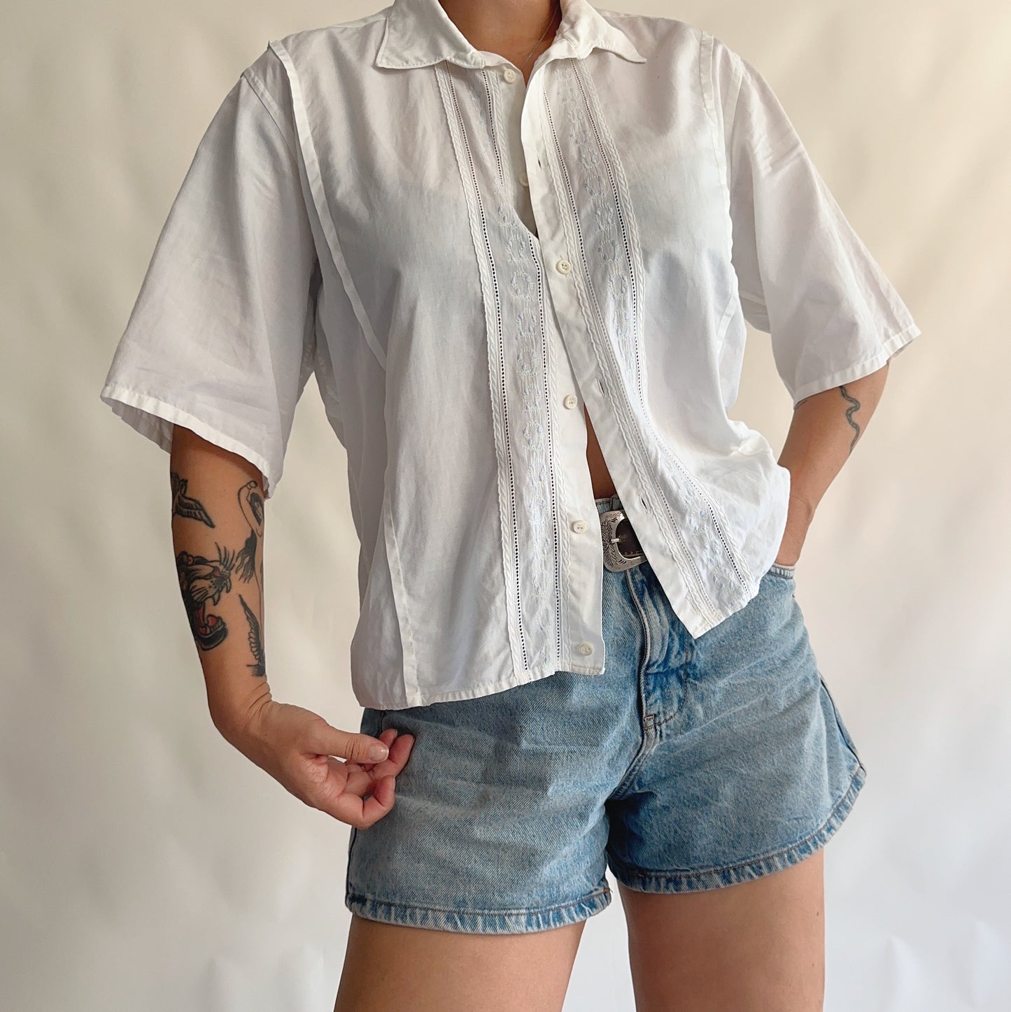 Camisa Vintage com bordados (M)