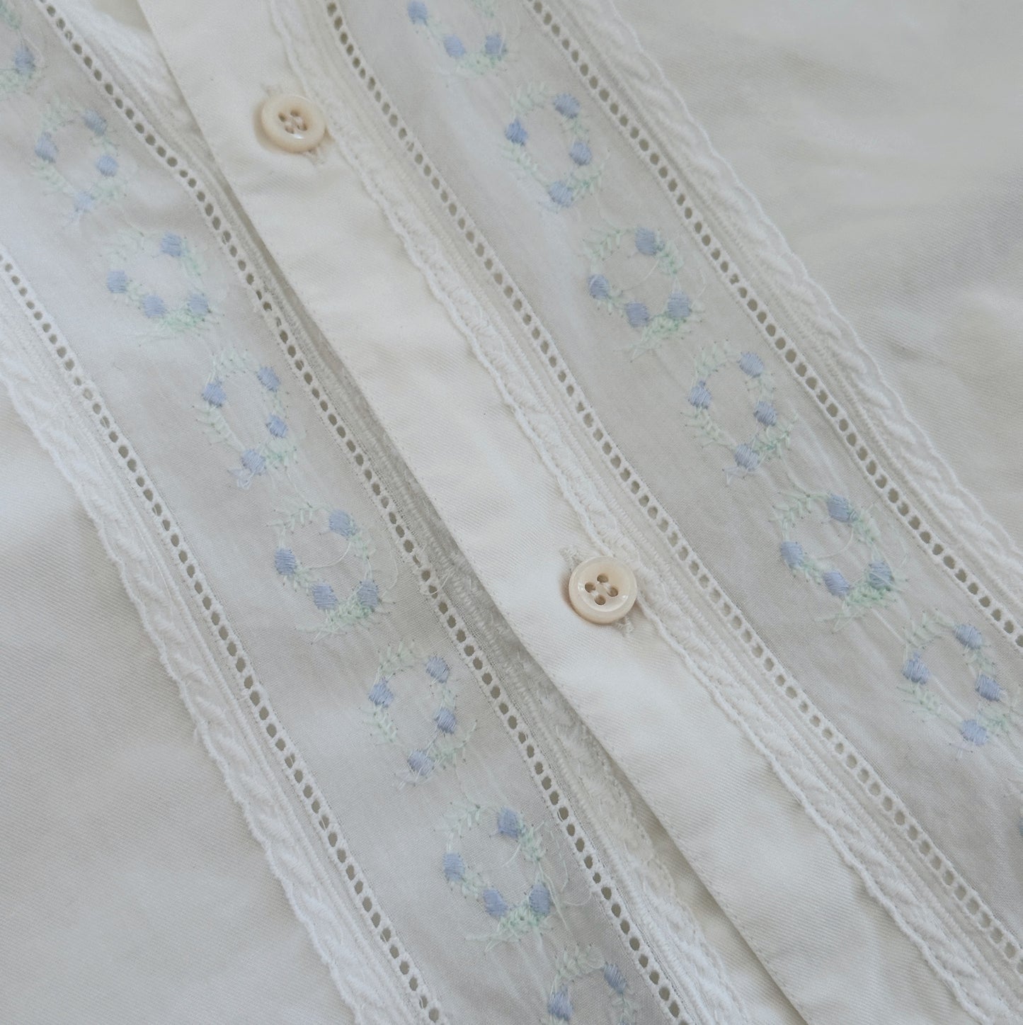 Camisa Vintage com bordados (M)