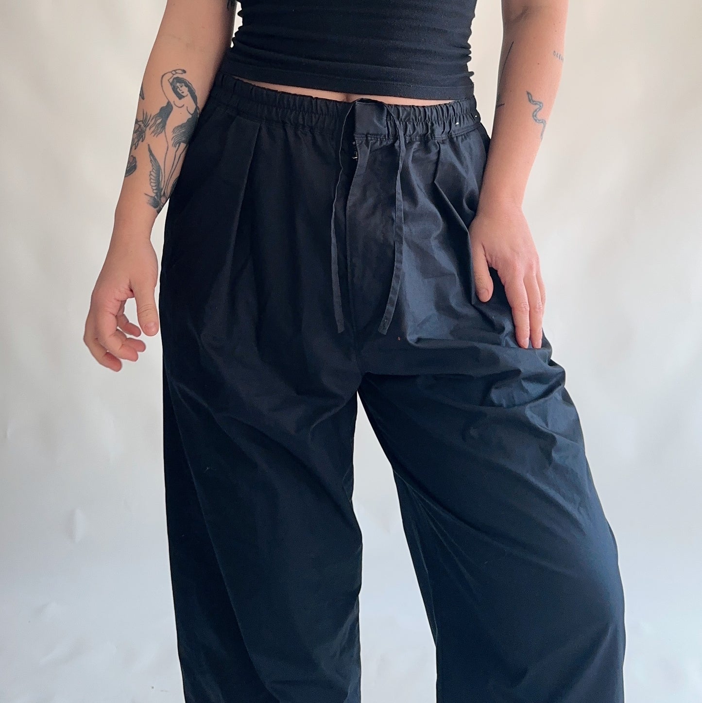 calças uniqlo parachute (L)