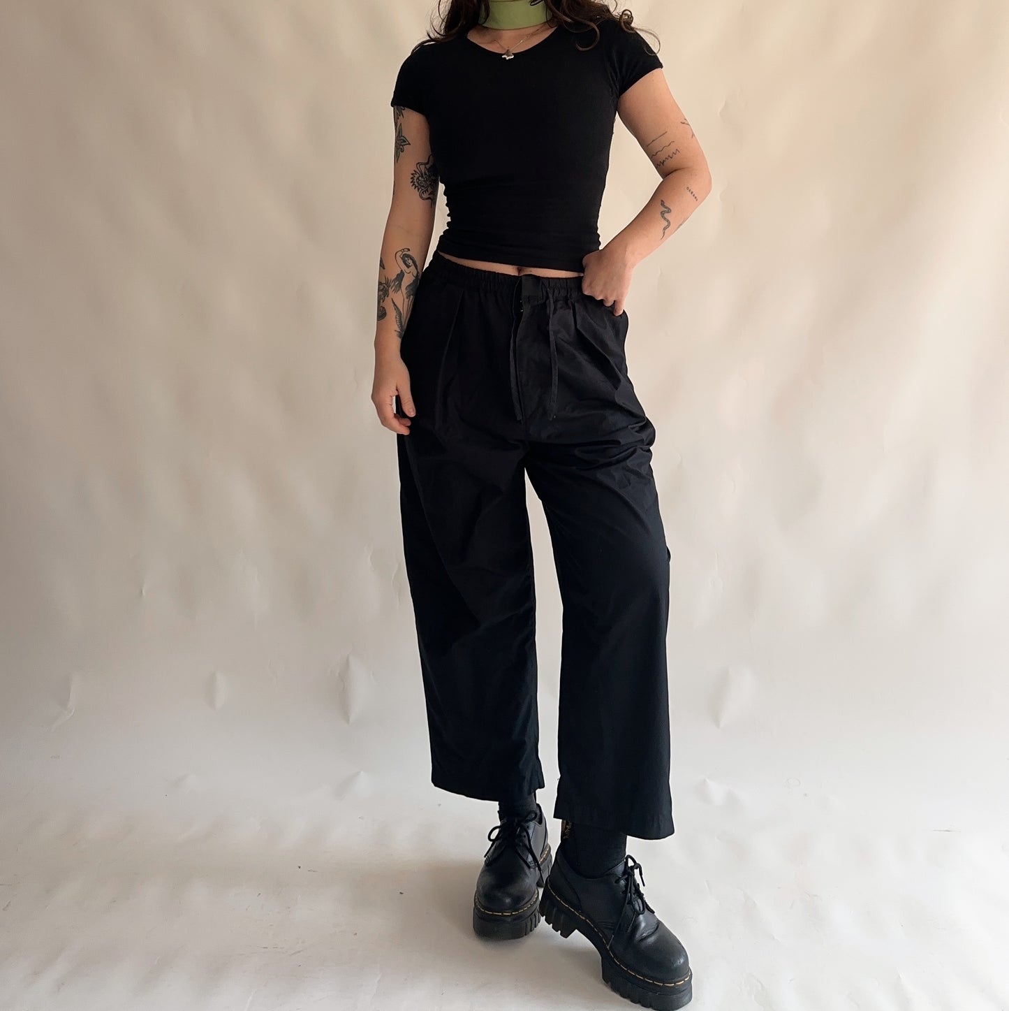 calças uniqlo parachute (L)