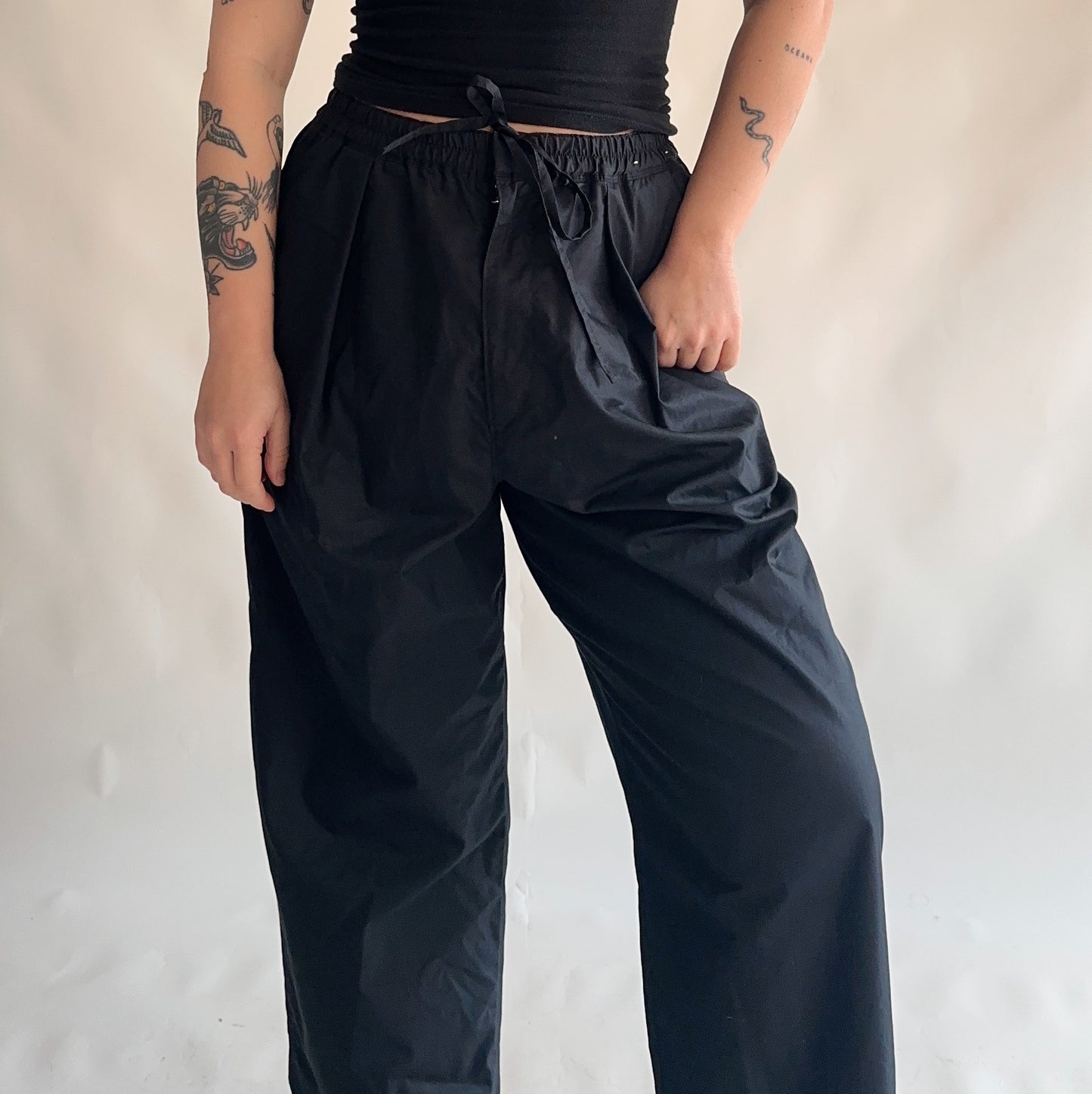 calças uniqlo parachute (L)