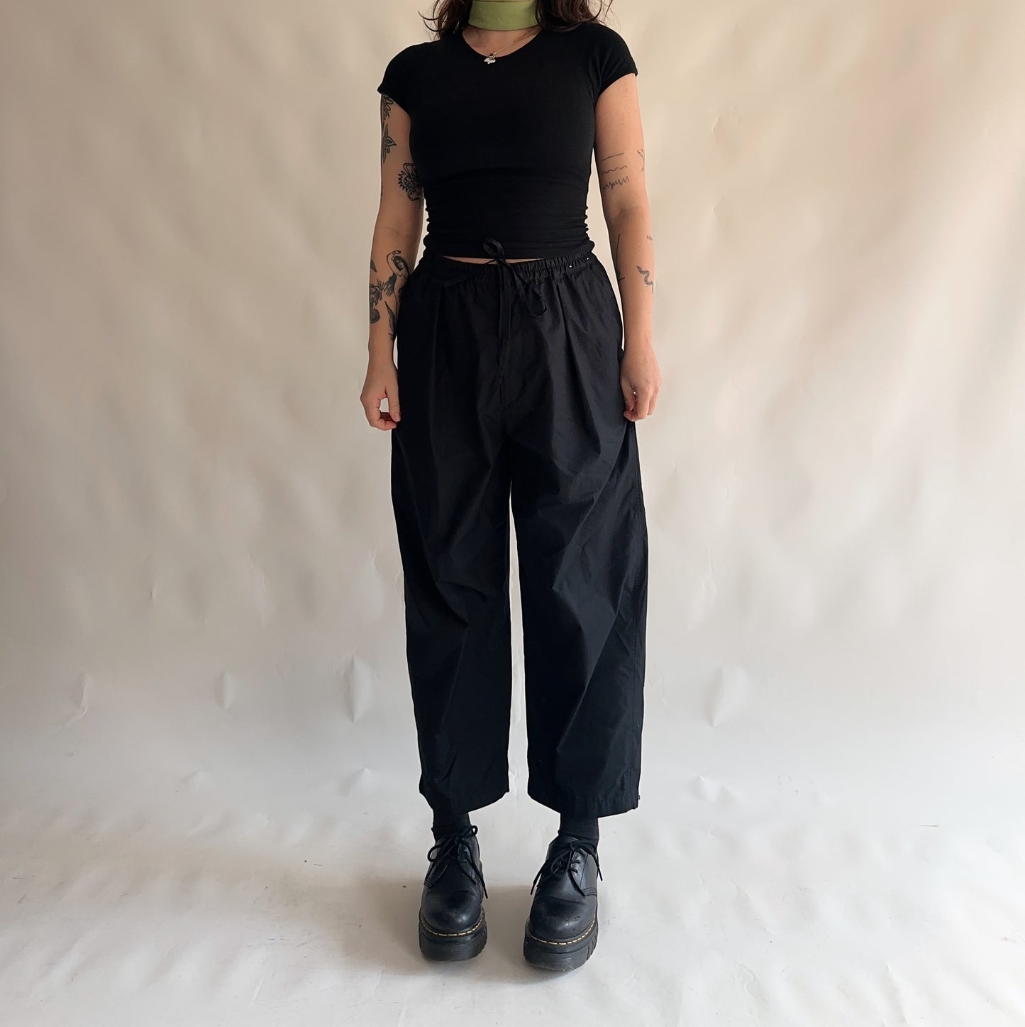 calças uniqlo parachute (L)