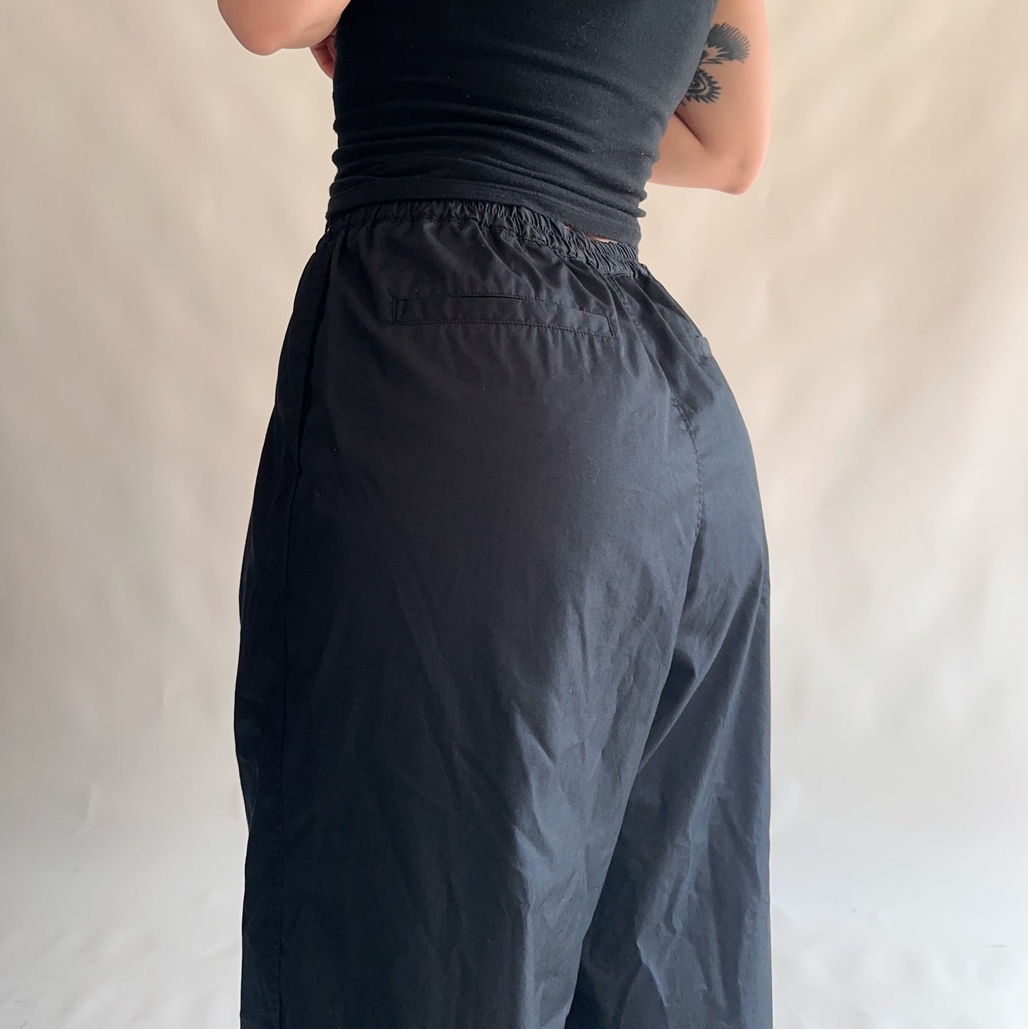 calças uniqlo parachute (L)