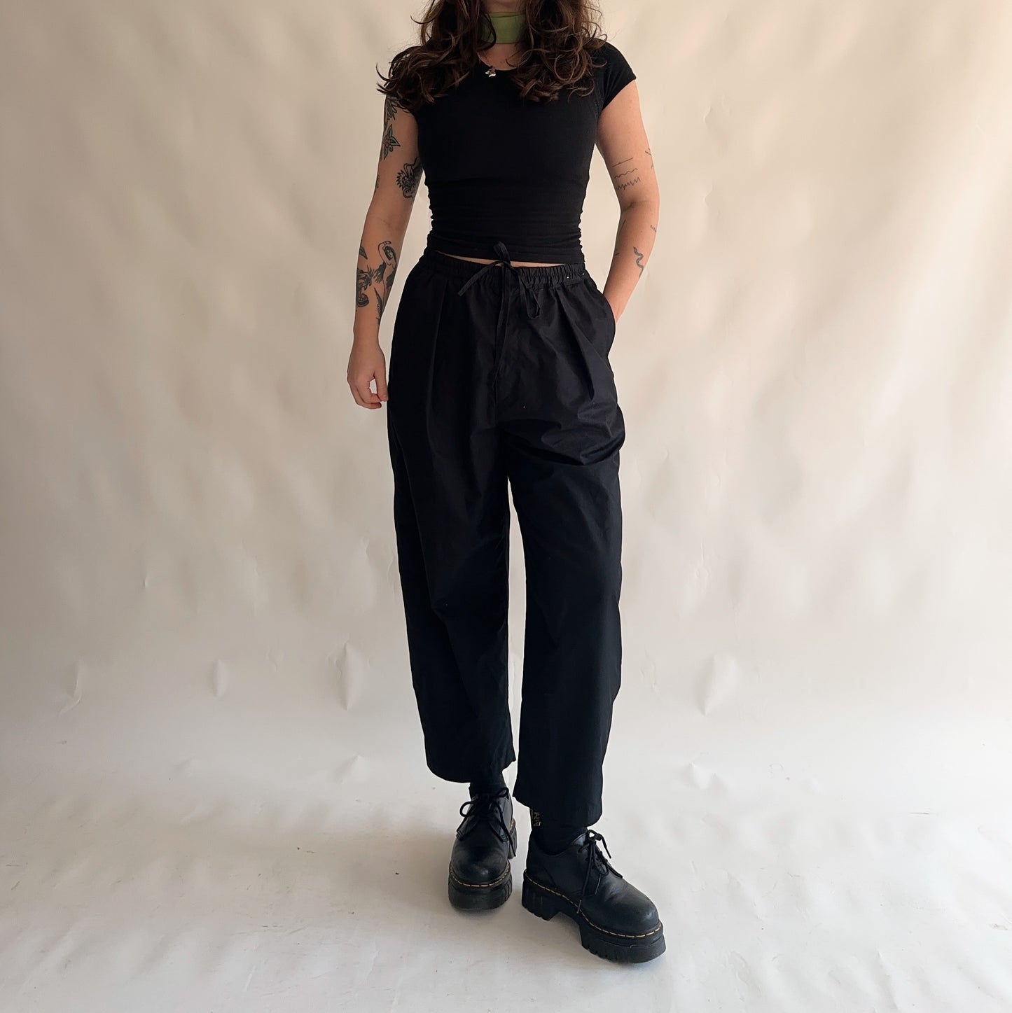 calças uniqlo parachute (L)