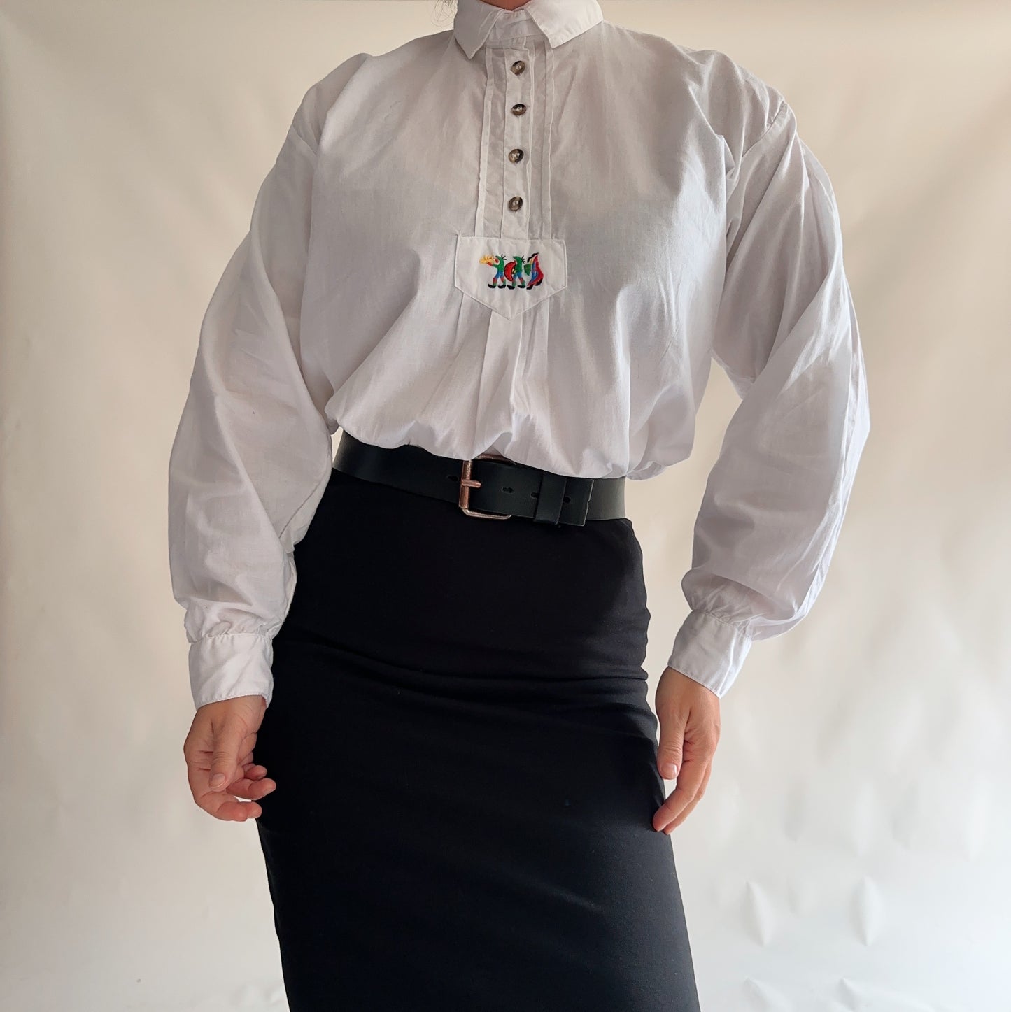 Camisa Vintage Romântica com bordados (M)